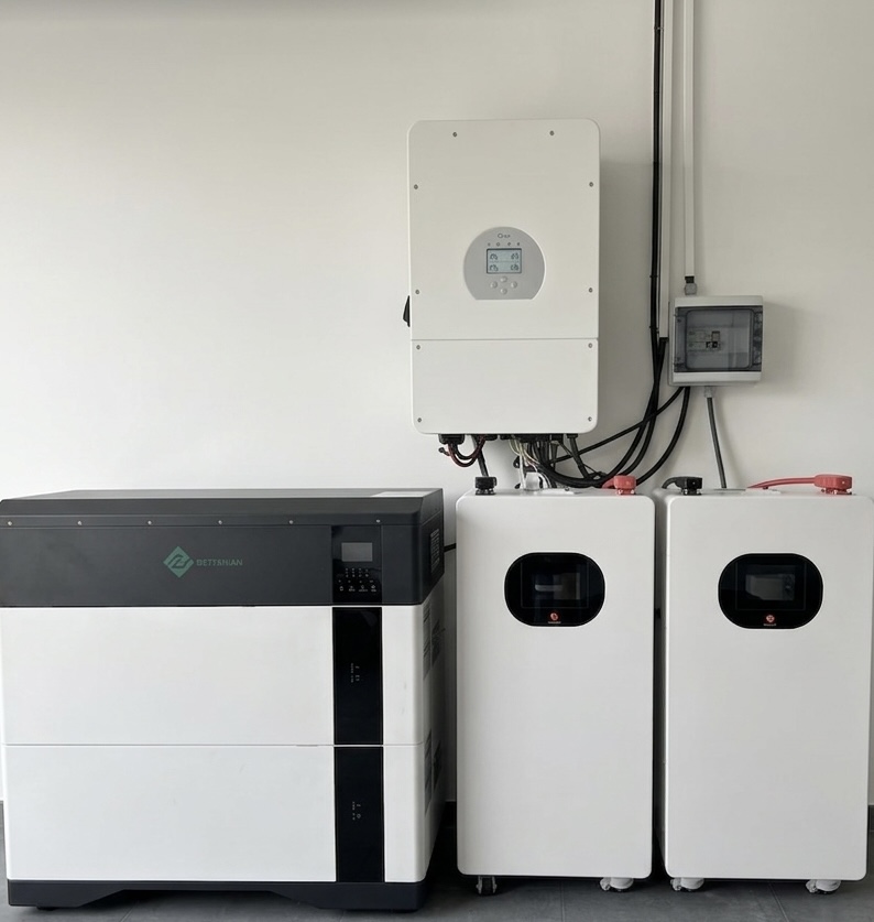Installation de démonstration SunCore France avec onduleur 12 kW et batteries solaires